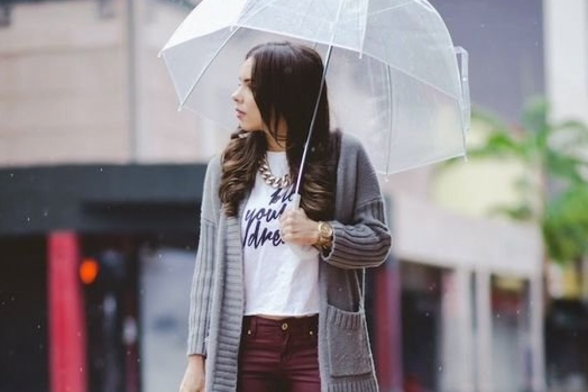 Chuva e calor: Saiba como se vestir para enfrentar as chuvas de verão 