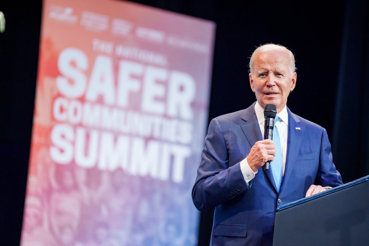 "Coisa certa a se fazer" diz Biden por telefone após desistir de concorrer à reeleição