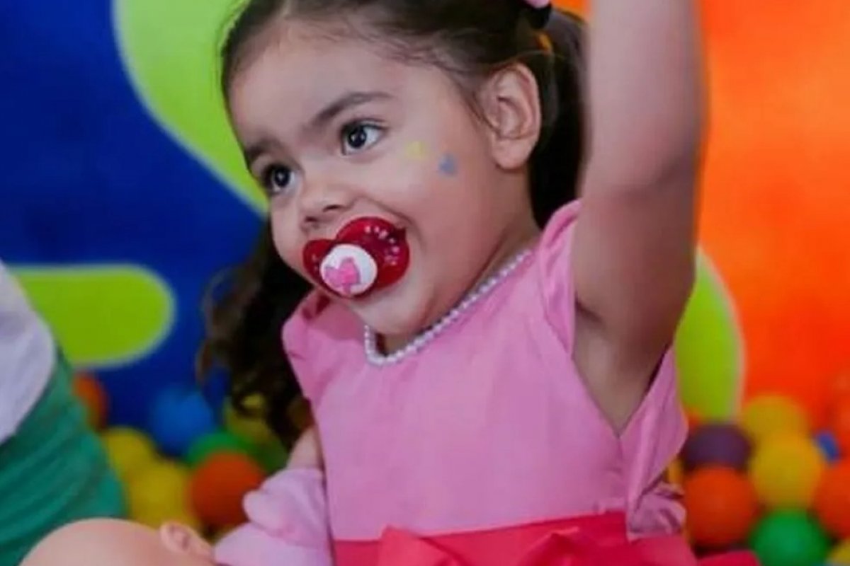 Pai de menina de 6 anos que morreu ao cair do 12° andar é preso por abandono de incapaz