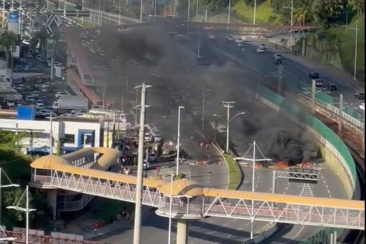 Vídeo: manifestantes queimam pneu na Avenida Paralela 