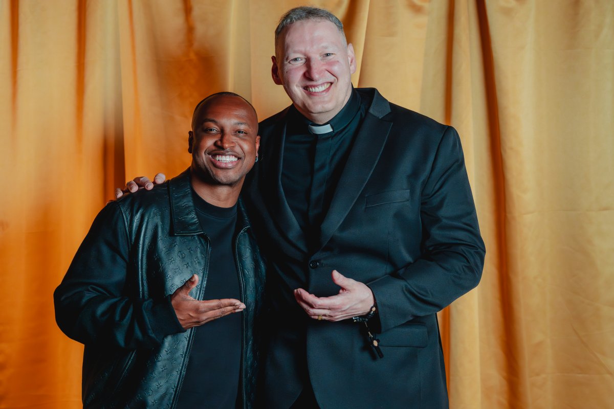 Nova canção de Padre Marcelo Rossi, "Yeshua", traz participação de Thiaguinho!