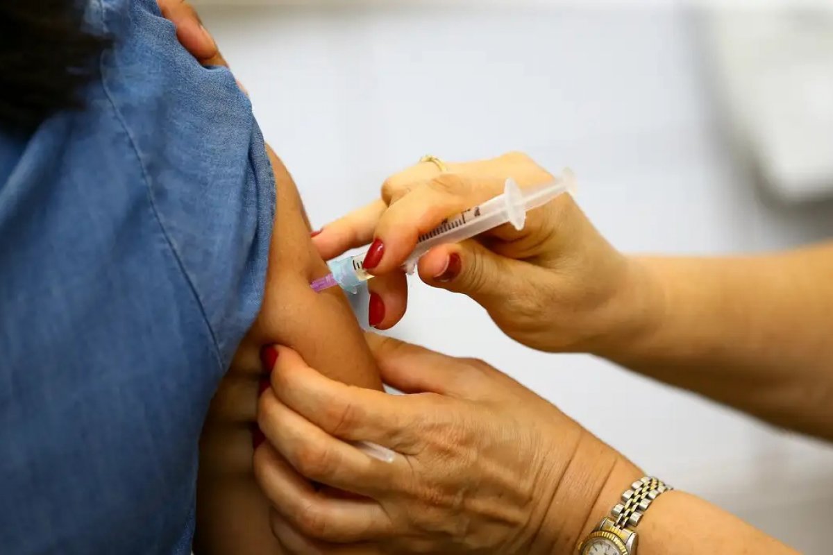 Pneumonia 'silenciosa': baixa adesão à vacina da gripe está ligados 