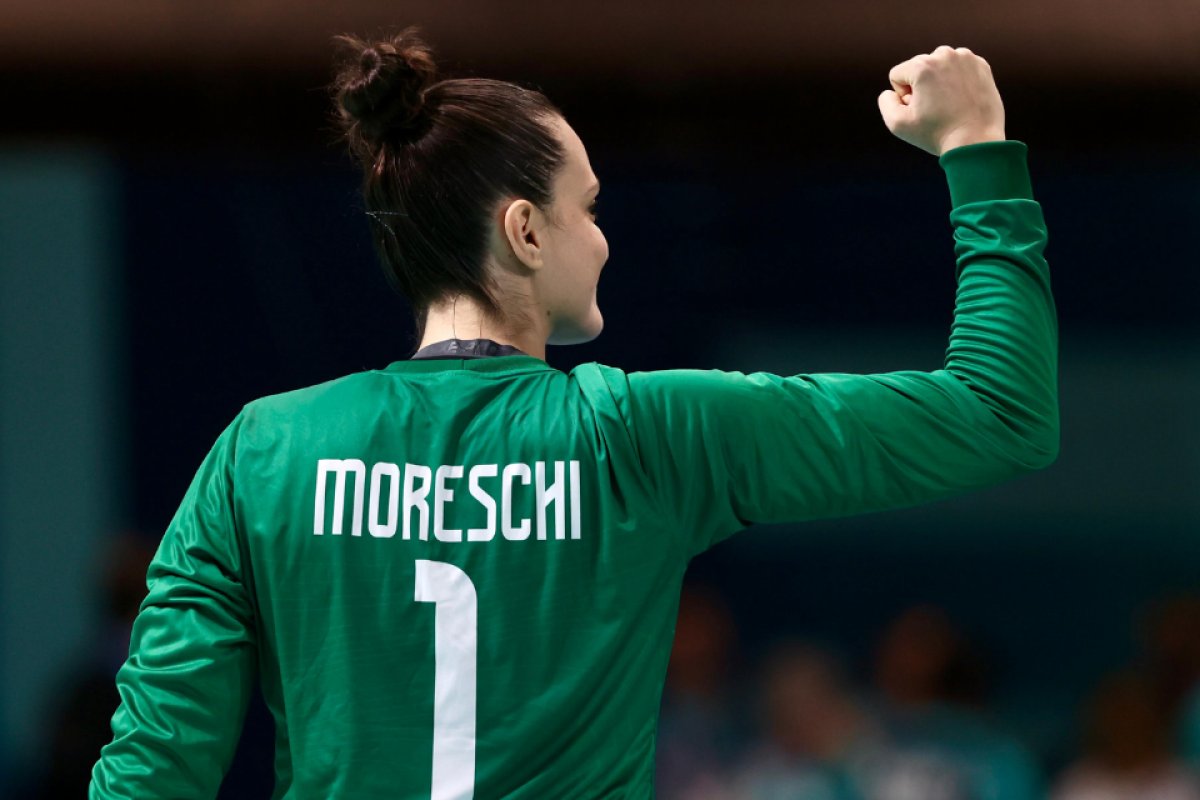 Goleira garante vitória do Brasil contra a Espanha na estreia no handebol