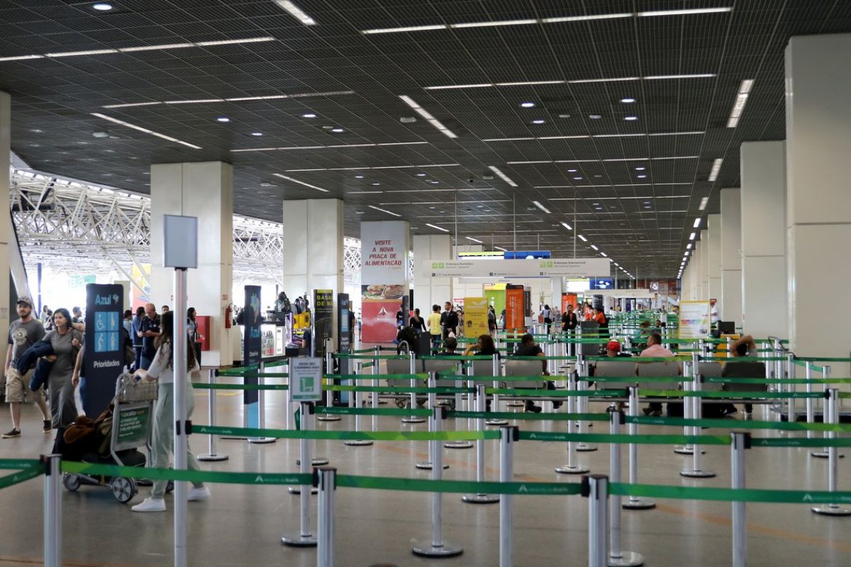 Aeroportos brasileiros transmitem mensagem de alerta sobre Coronavírus