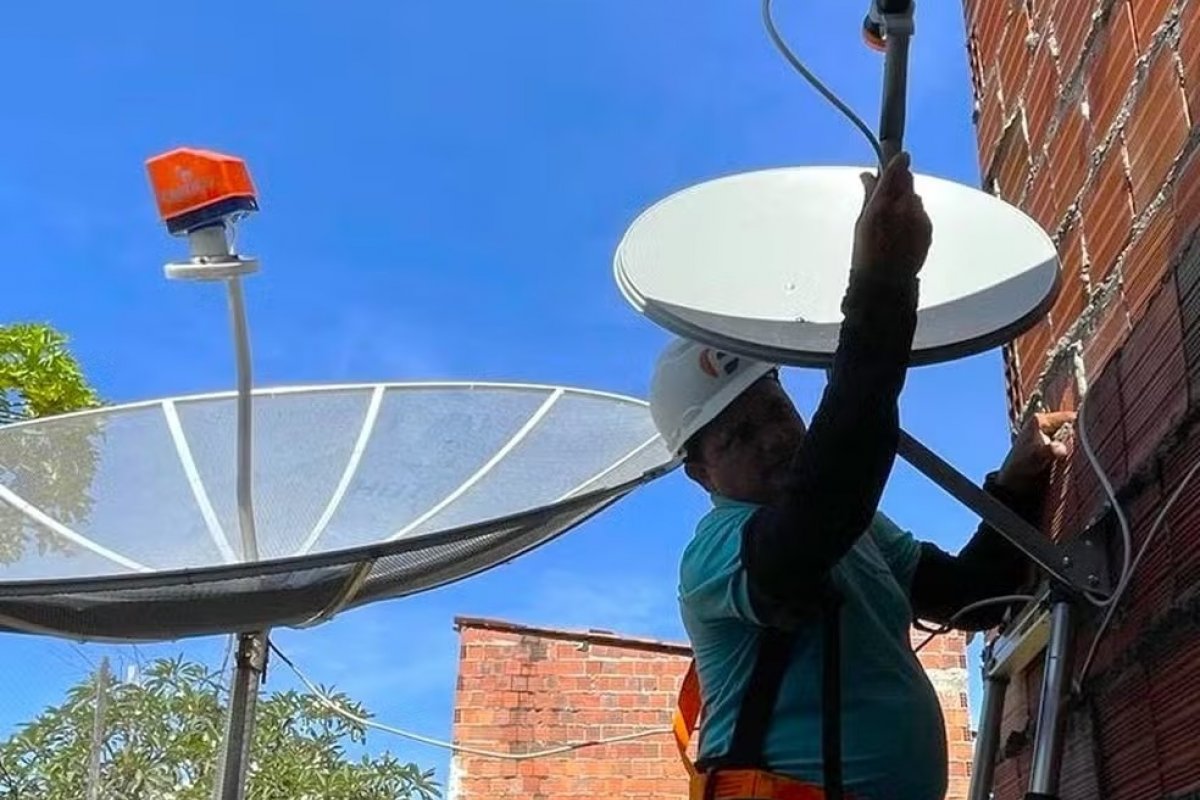 Dia dos Avós: nova parabólica digital transforma experiência de assistir à TV em família