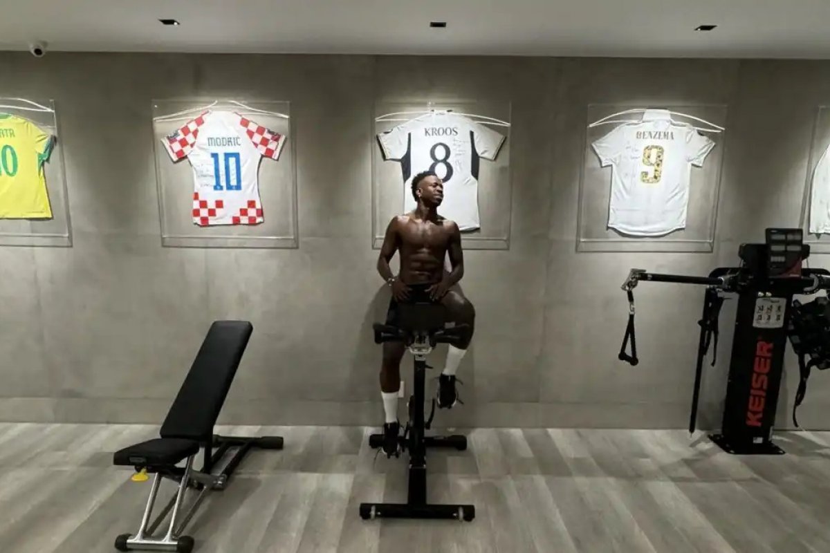 Vini Jr. posta foto ao lado de camisas históricas