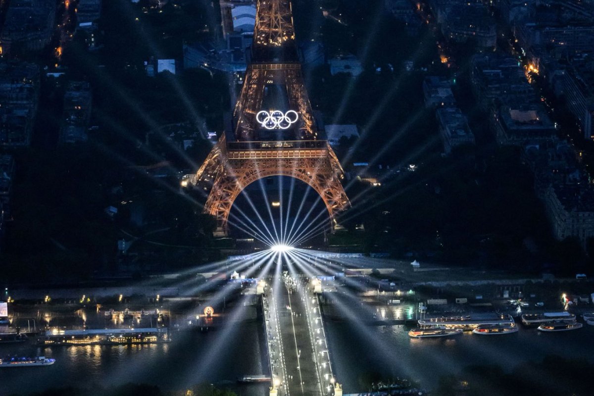 Ambiciosa, abertura dos Jogos Olímpicos aposta na diversidade e supera sabotagem de trens em Paris
