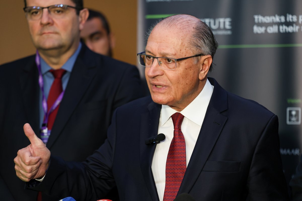 Alckmin socorre passageira que passou mal durante voo 