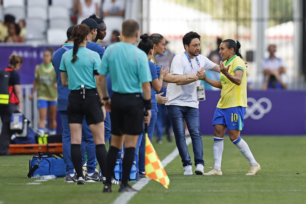 Marta é expulsa, Brasil perde para Espanha e se complica em luta por vaga