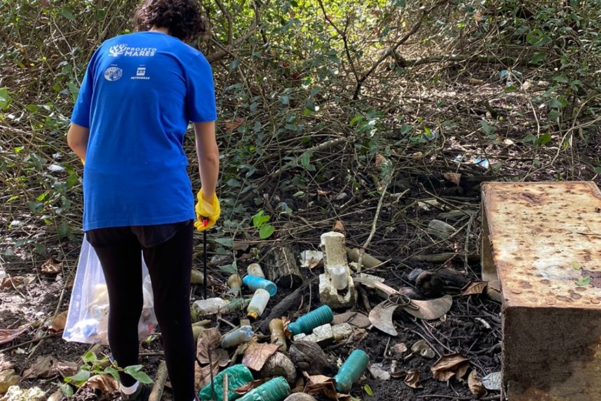 ONG retira aproximadamente 55 kg de lixo em trecho de mangue em Mar Grande – Ilha de Itaparica! 