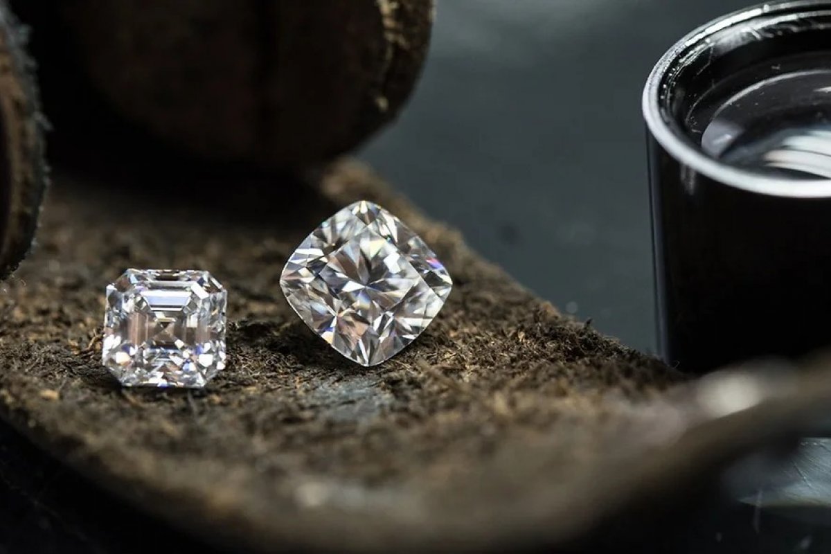 Cinzas de entes queridos podem se transformar em joias como diamante! 