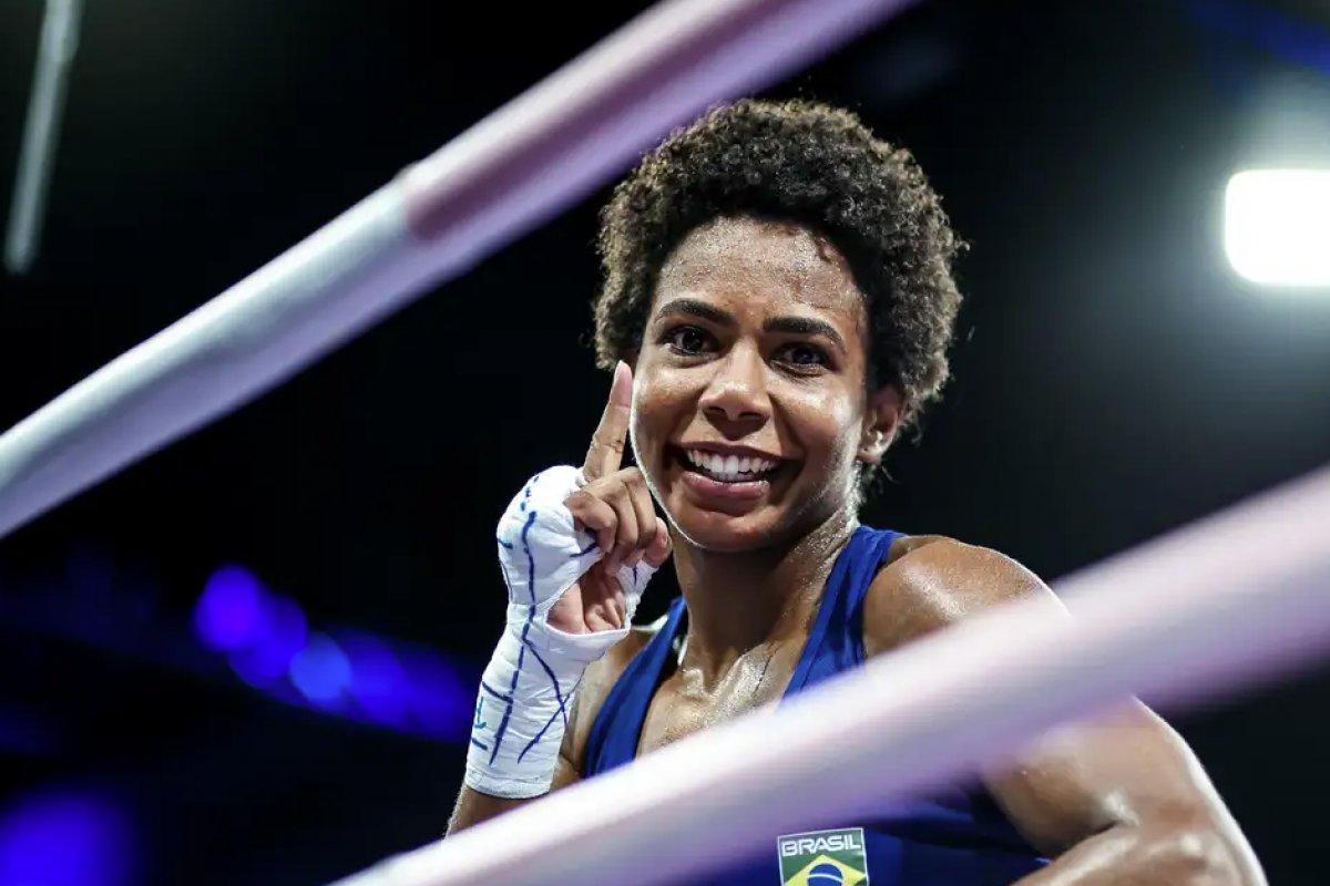 Boxeadora Jucielen Romeu supera norte-americana e vai às quartas em Paris