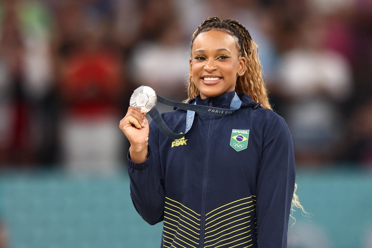 Rebeca Andrade conquista prata e iguala recordes em Olimpíadas 