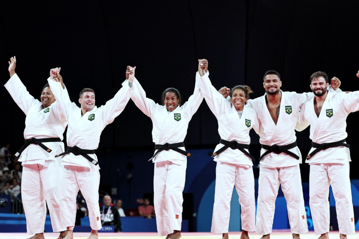 Brasil ganha bronze por equipes no judô e equipara melhor desempenho em Olimpíadas