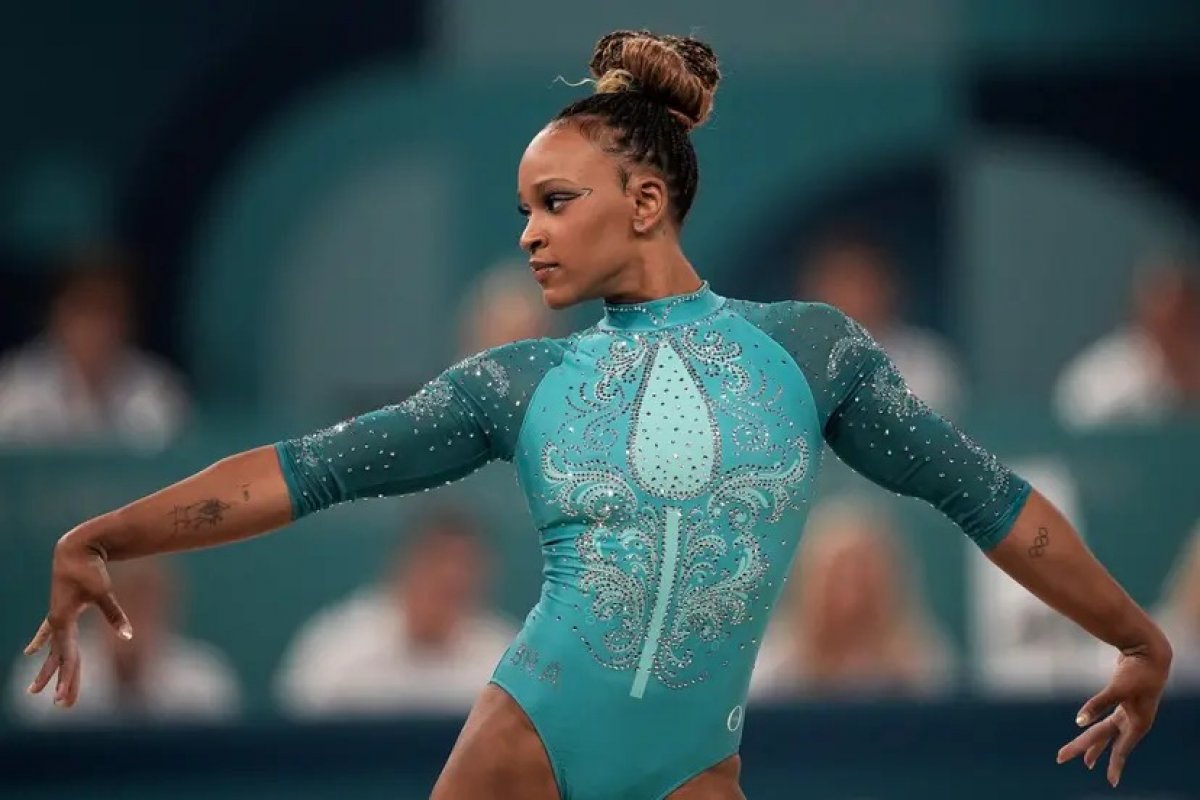 Rebeca é ouro no solo e vira maior medalhista olímpica do Brasil