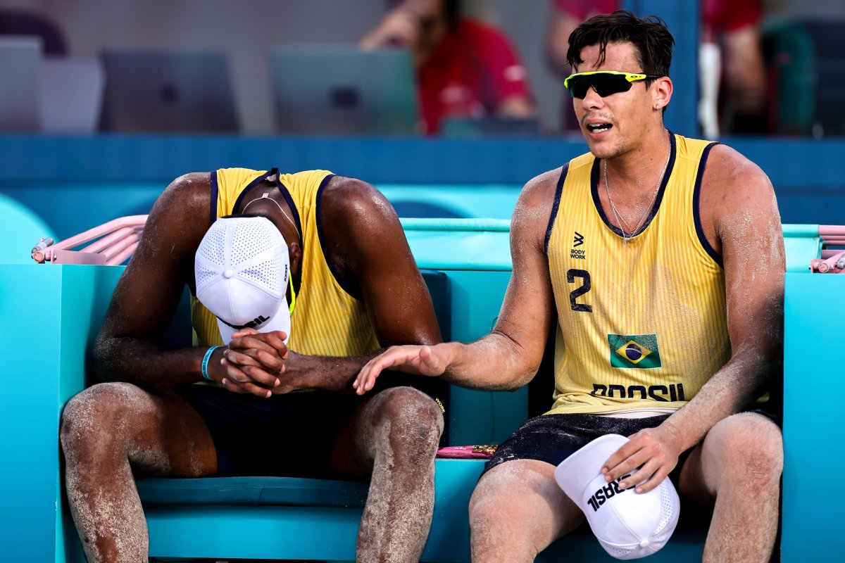 Paris 2024: Arthur e Evandro perdem para suecos e estão eliminados do vôlei de praia 