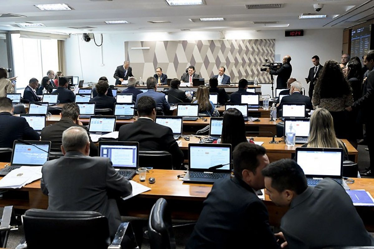 Lei que obriga governos a detalhar gastos com cartões corporativos é aprovada pela CCJ do Senado 