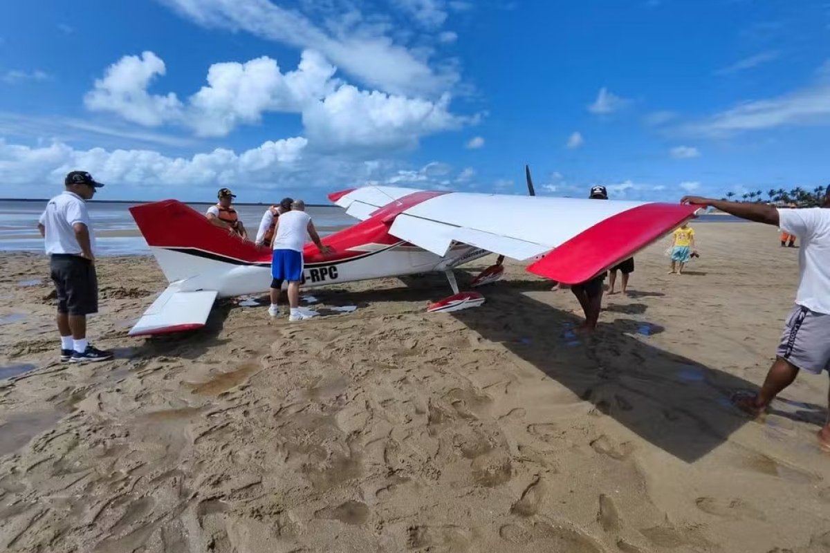 Avião de pequeno porte faz pouso forçado às margens de rio na Bahia após pane 