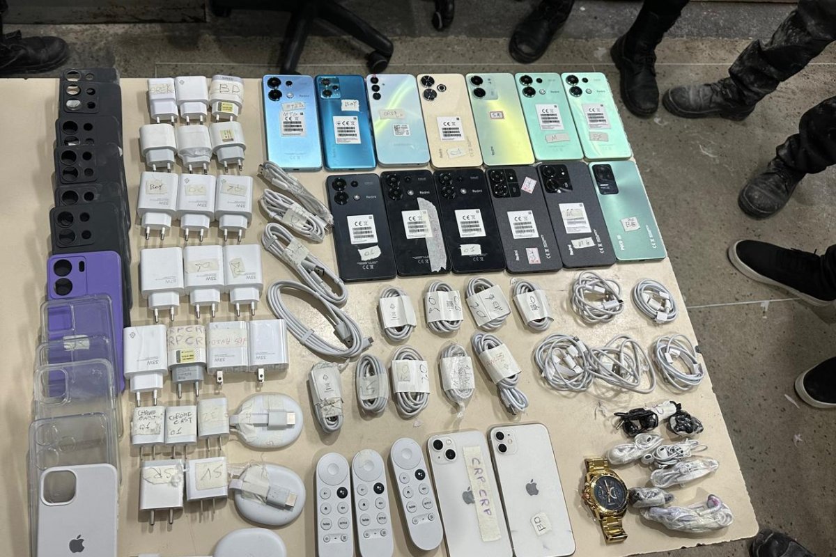 Funcionários terceirizados são presos ao tentarem entregar 15 celulares em presídio na Bahia