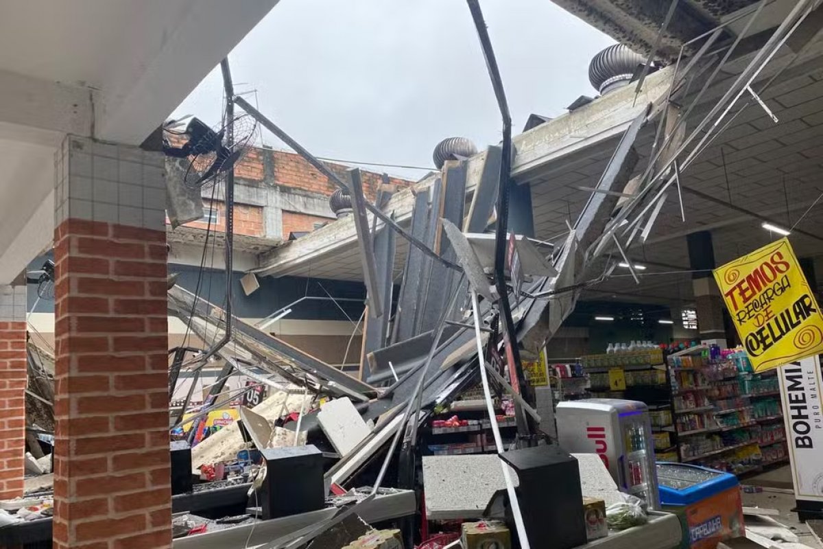 Telhado de supermercado desaba após forte chuva na RMS 