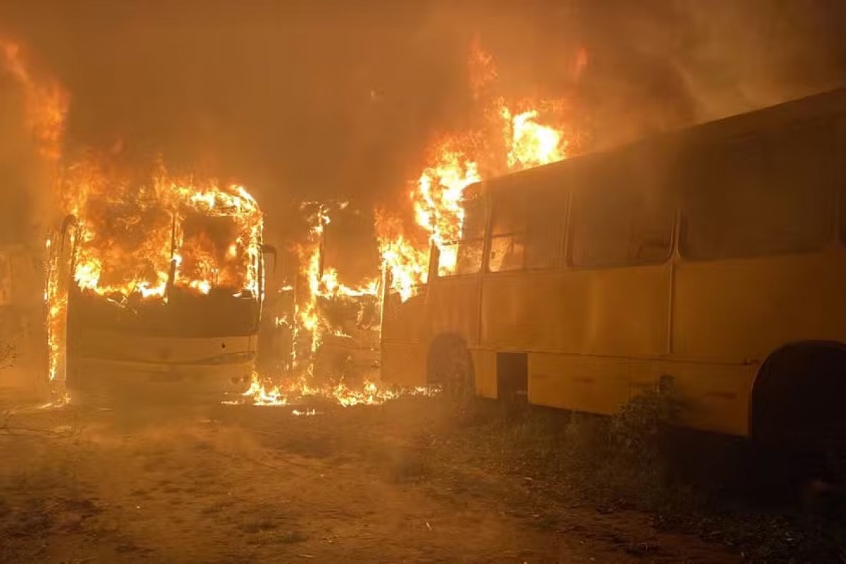 Amigos fumam maconha dentro de ônibus e bituca de cigarro causa incêndio em três veículos na BA
