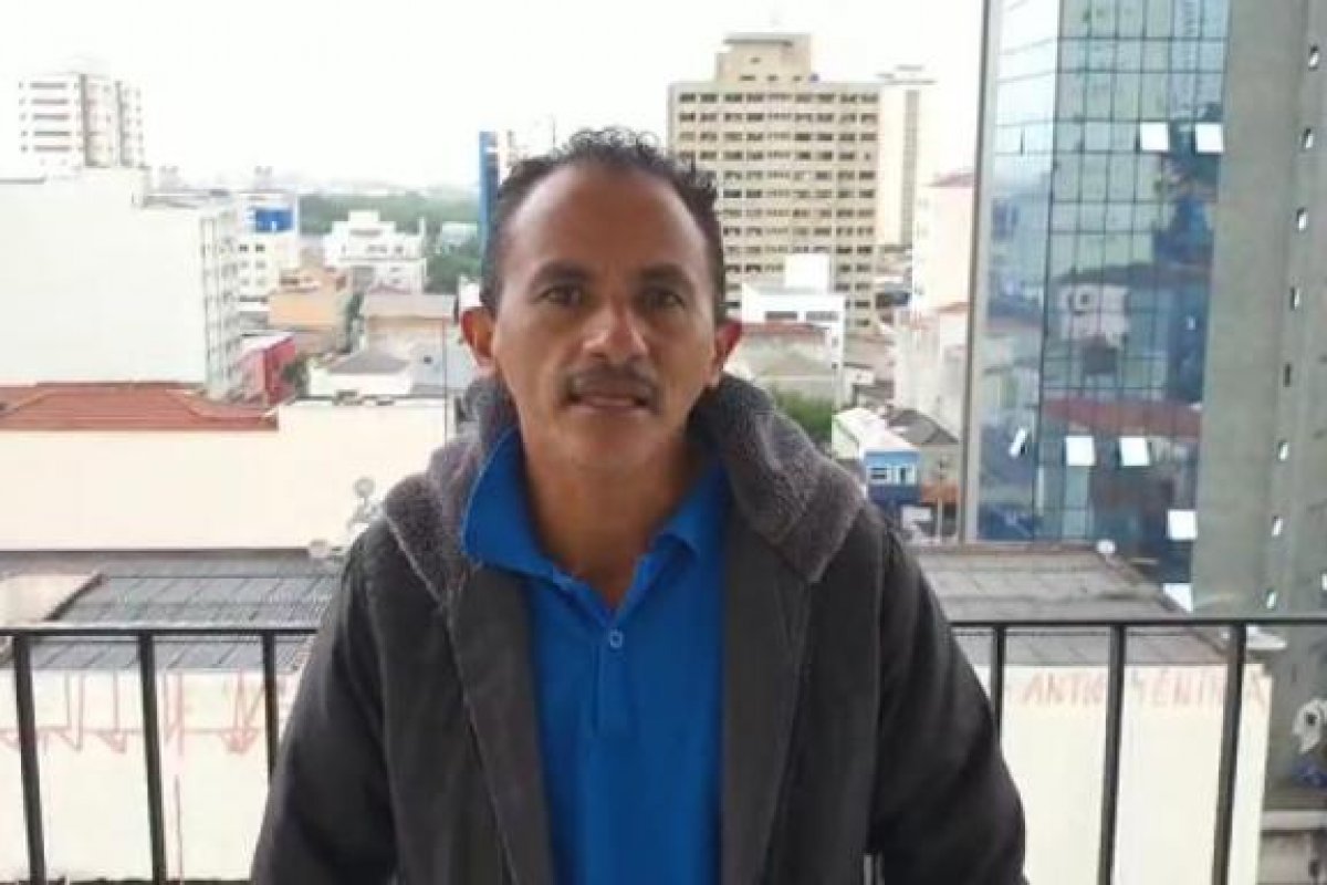 Cantor  do hit  ''caneta Azul'' leva golpe de empresário