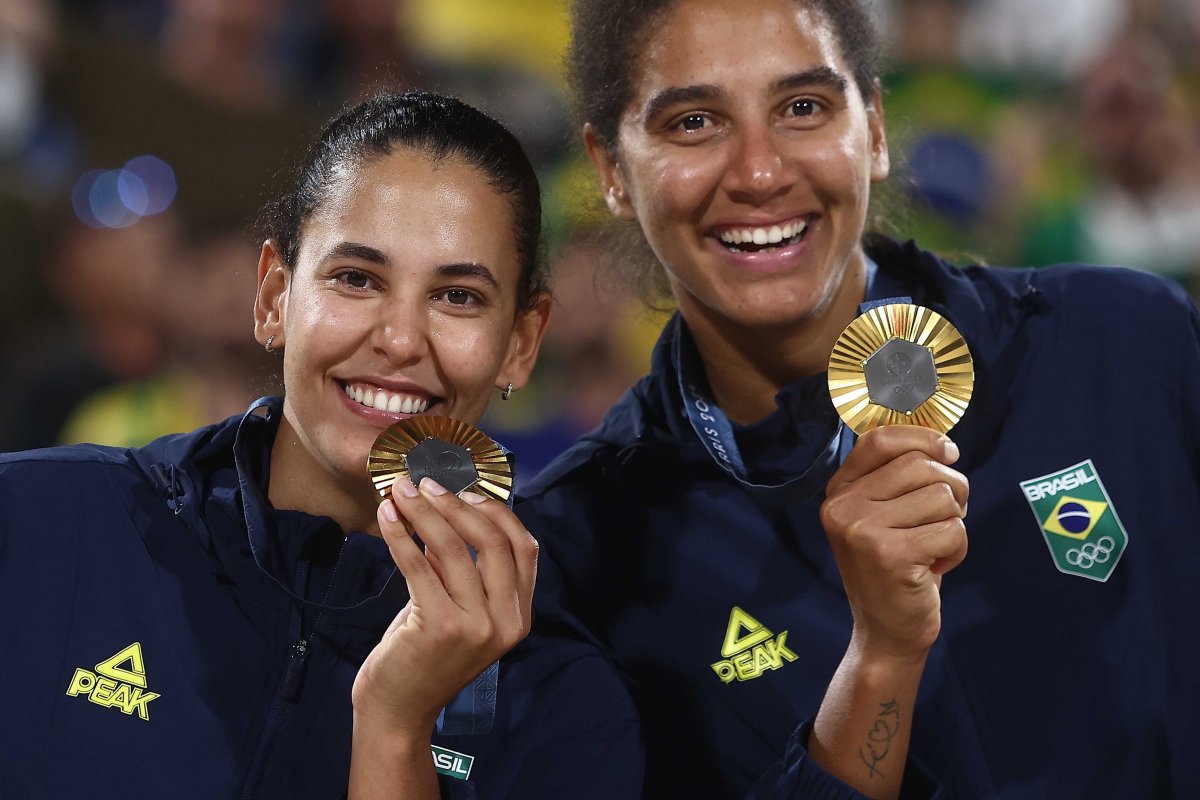 'Recebi muitas mensagens de ódio', diz Ana Patrícia, campeã olímpica no vôlei de praia