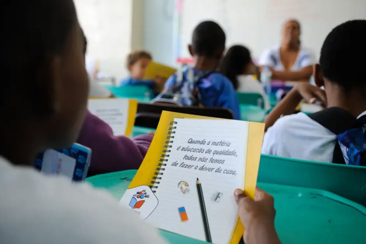Indicador da qualidade da educação tem leve alta nos anos iniciais e queda nos finais, e Brasil segue abaixo do pré-pandemia