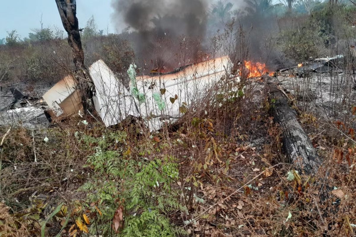 Avião de pequeno porte cai e deixa cinco mortos na zona rural de Mato Grosso