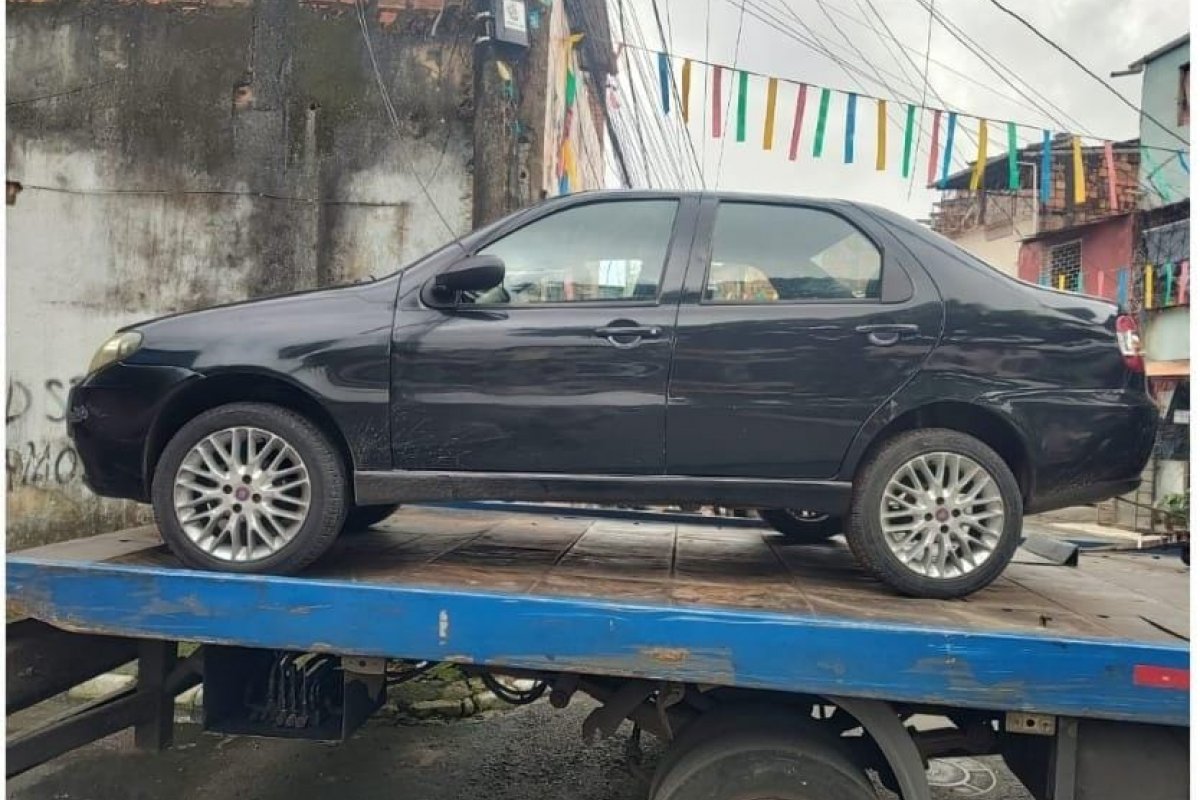 Carro com restrição de roubo é recuperado pela PM no Pero Vaz 