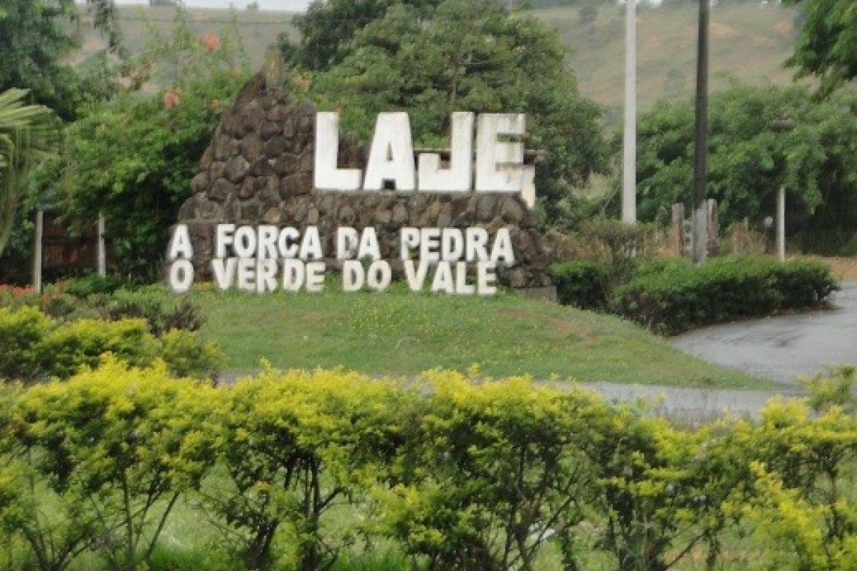 Trabalhadores da educação de Laje denunciam prefeitura por falta de repasses ao INSS
