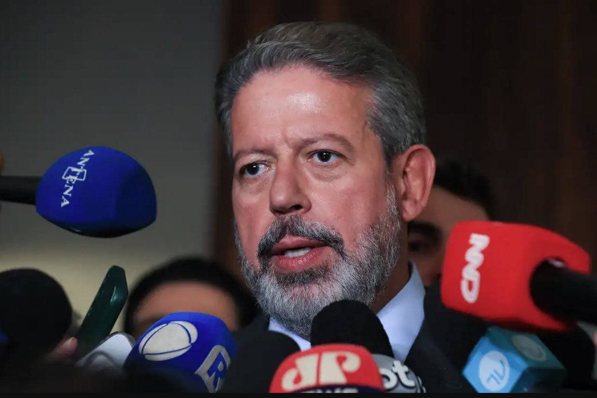 Lira envia PEC que limita decisões individuais de ministros do STF