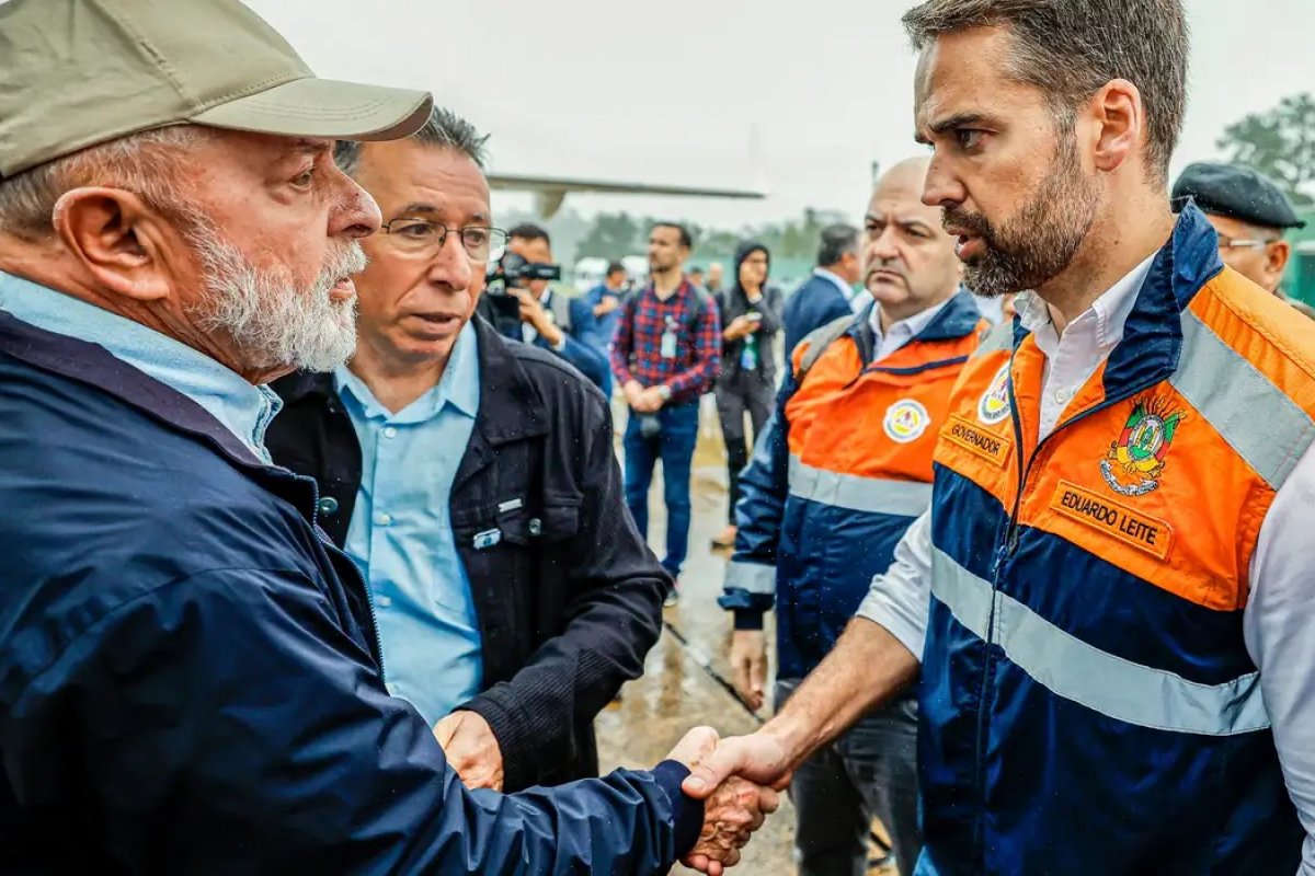 Após críticas de Lula, Leite rebate: 'povo gaúcho não é ingrato'
