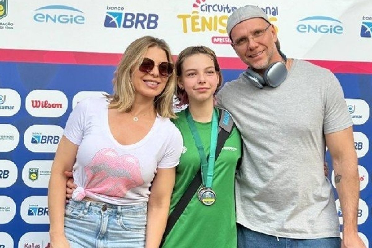 Ao lado da filha, Sheila Mello posa com o ex-marido Xuxa!     