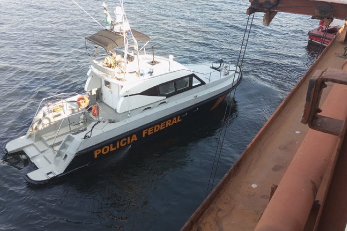 Cinco imigrantes clandestinos são resgatados de navio cargueiro pela PF
