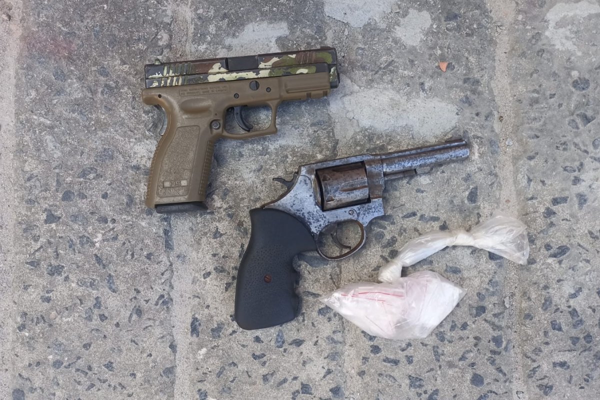 Dois homens são presos com armas e droga em Nova Brasília de Valéria 