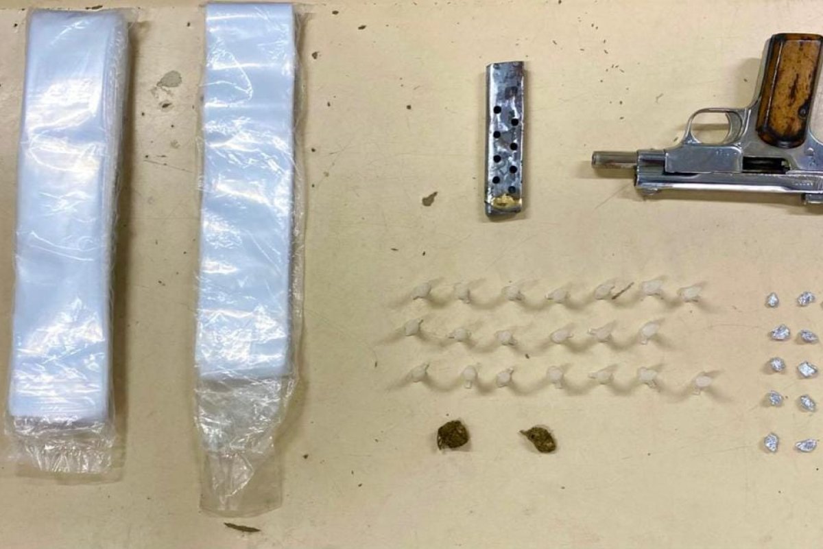 PM apreende pistola e drogas em Lauro de Freitas