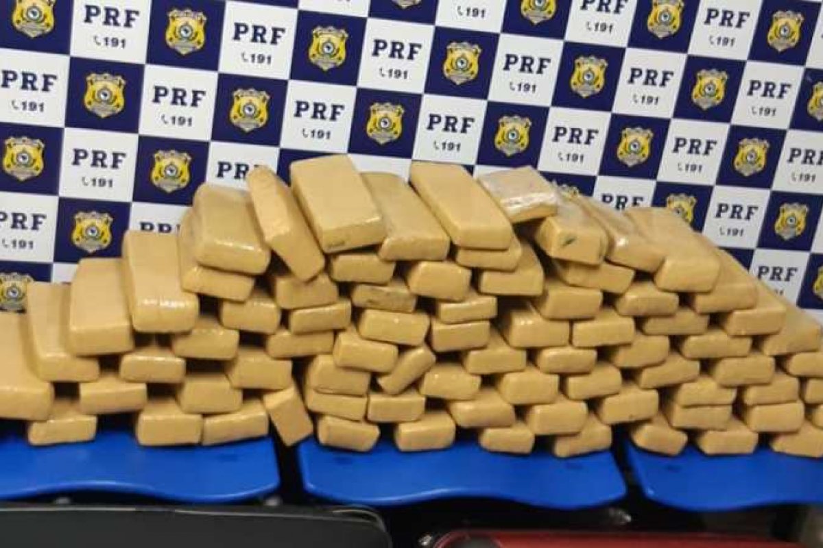 Mulher é presa transportando 50 kg de maconha em ônibus 