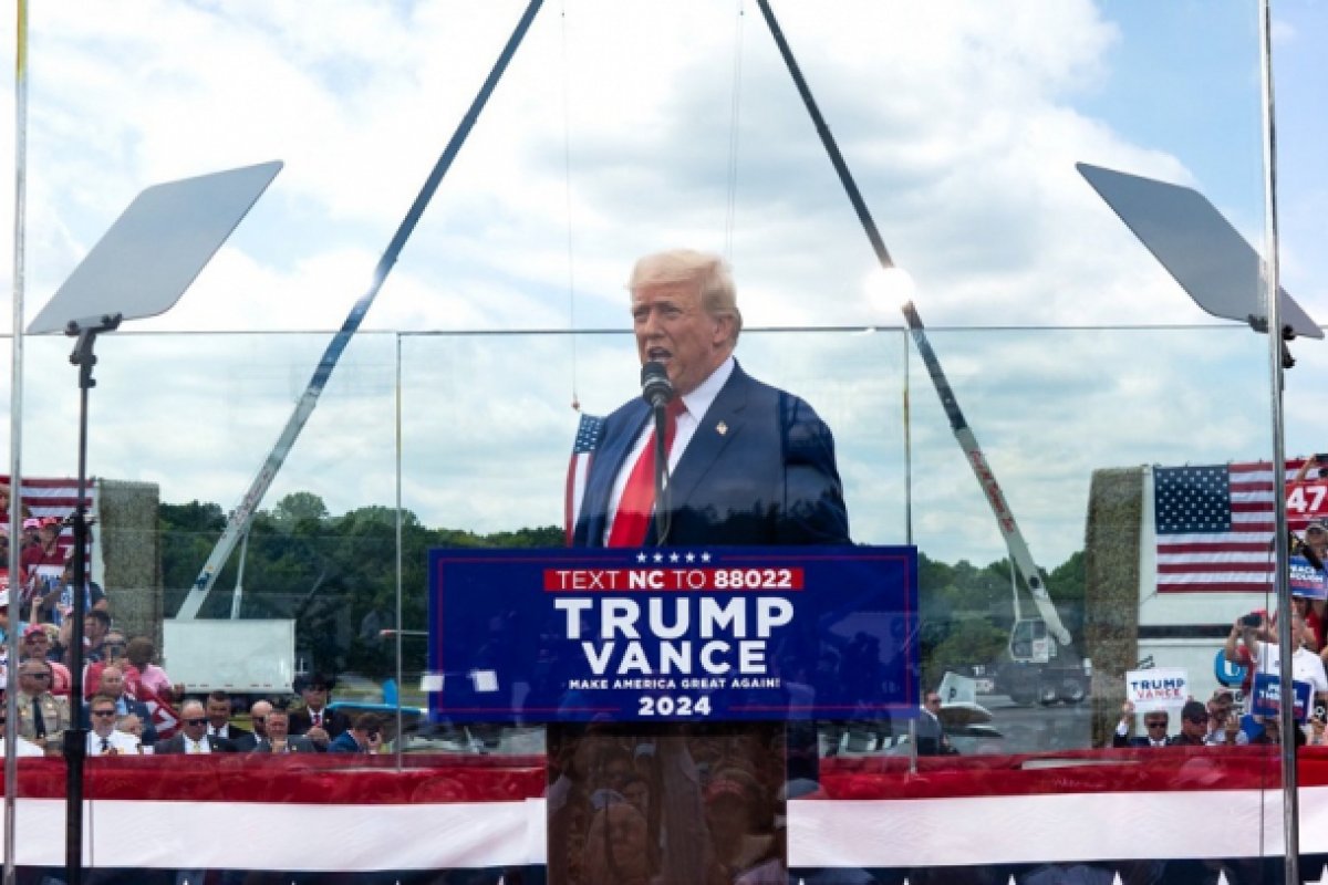 Em primeiro comício a céu aberto após atentado, Trump utiliza proteção de vidro à prova de balas 