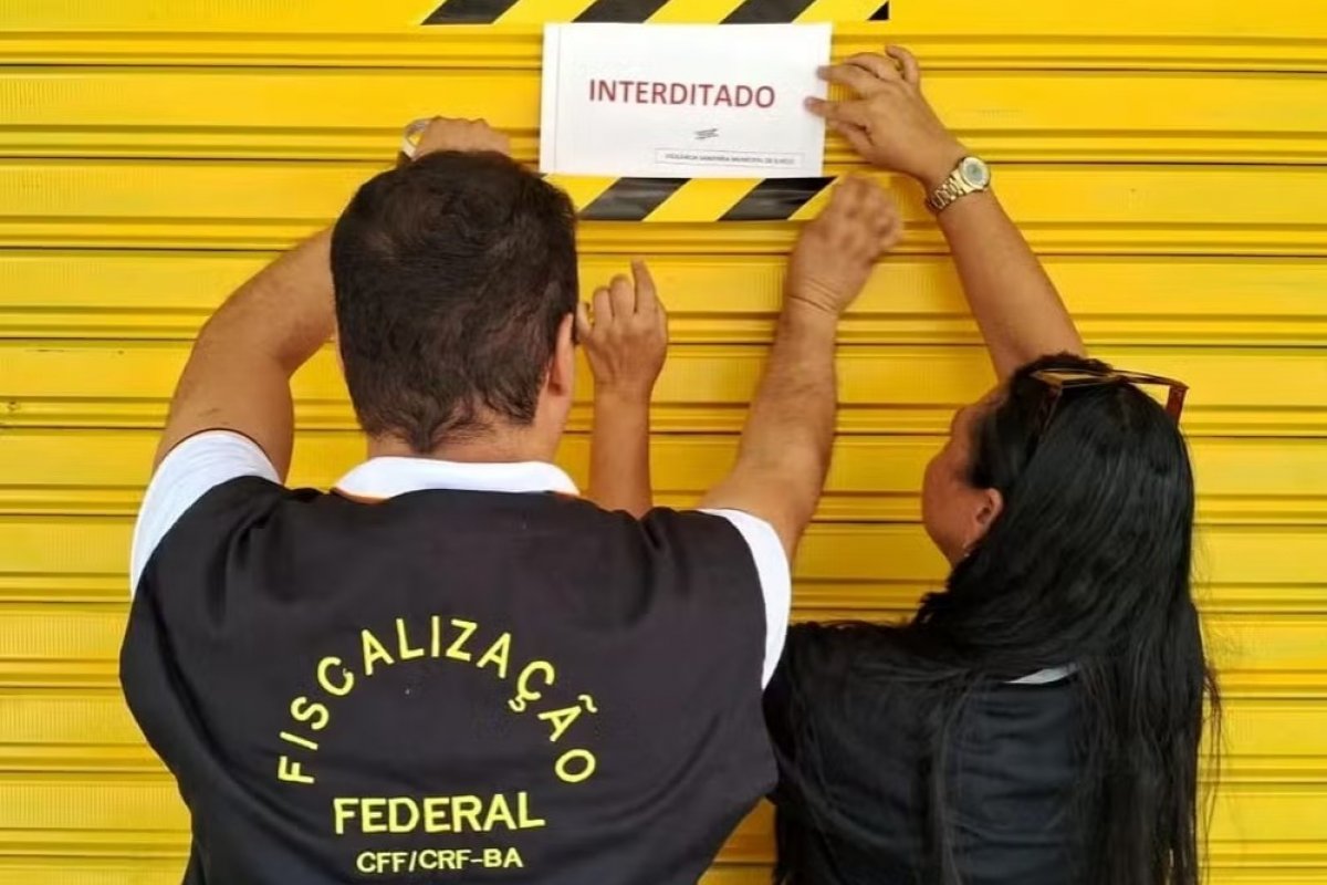 Três farmácias são interditadas por venda de remédios fora da validade em Ilhéus 