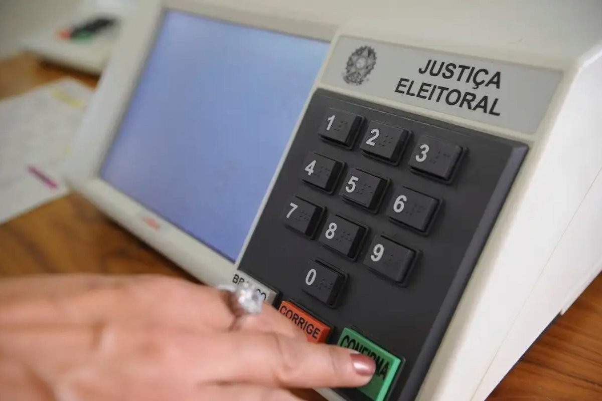 Mais de 200 municípios brasileiros só têm um candidato a prefeito; entenda como funciona votação.