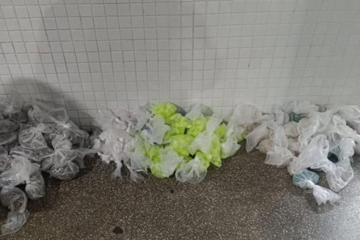 Mulher é presa com mais de 5 mil porções de crack, cocaína e maconha no bairro de Cosme de Farias, em Salvador
