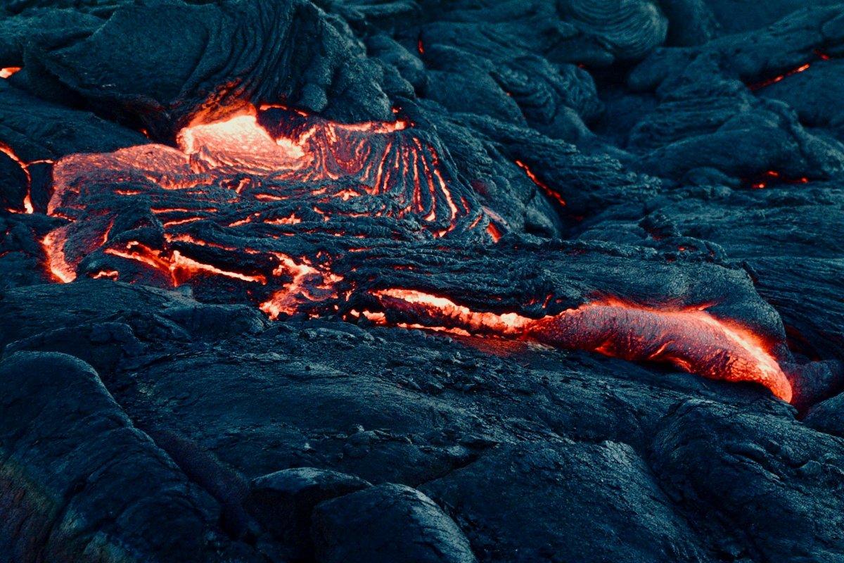 Vulcão entra em erupção e gera terremoto na Islândia