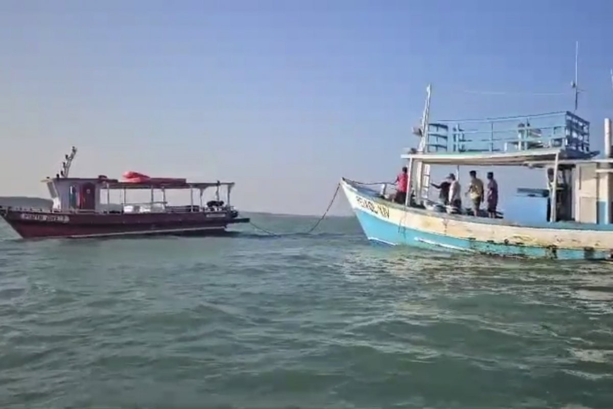 Barco à deriva com cinco pessoas é resgatado no extremo sul da Bahia