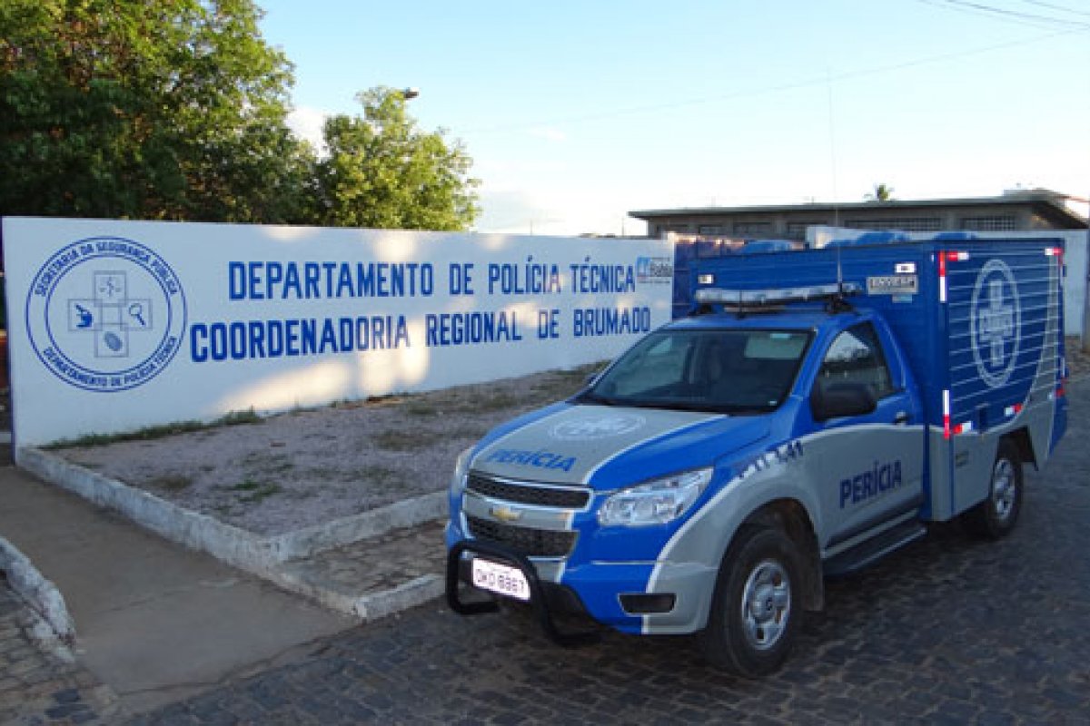 Polícia interrompe velório na Bahia e leva corpo para perícia após denúncia de feminicídio 