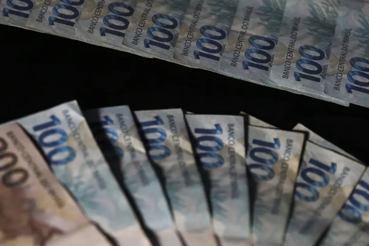 Governo prevê poupar R$ 18 bi com revisão de benefícios sociais em 2025