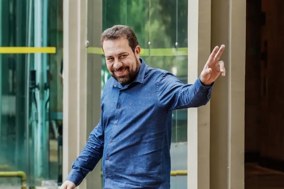 Após hino com pronome neutro, Boulos rompe com produtora 