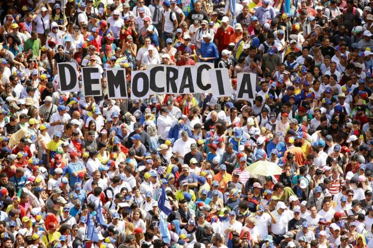 Pesquisa revela aumento de brasileiros que acreditam na democracia