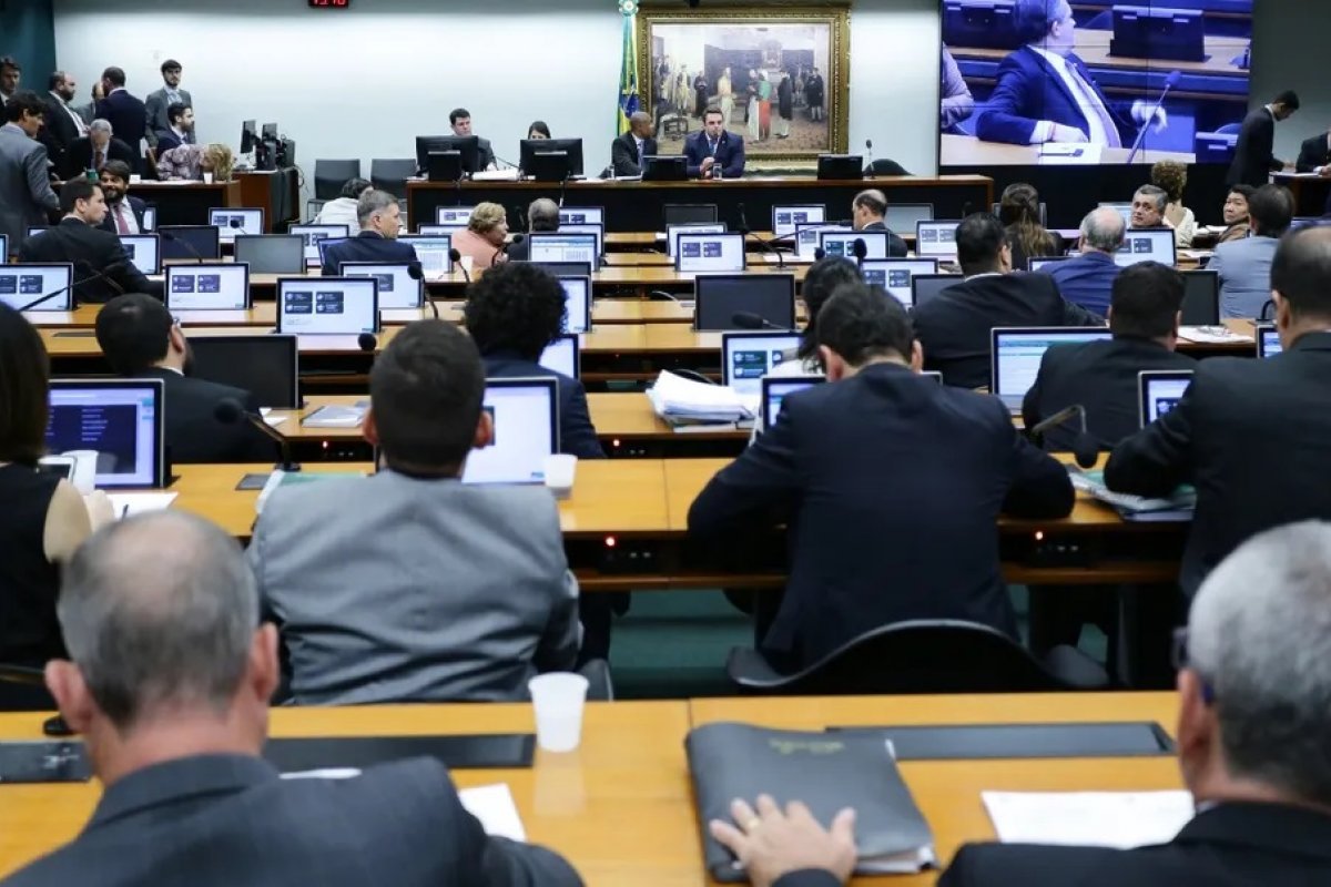 CCJ da Câmara aprova projeto que mira ações no STF por omissão do Congresso