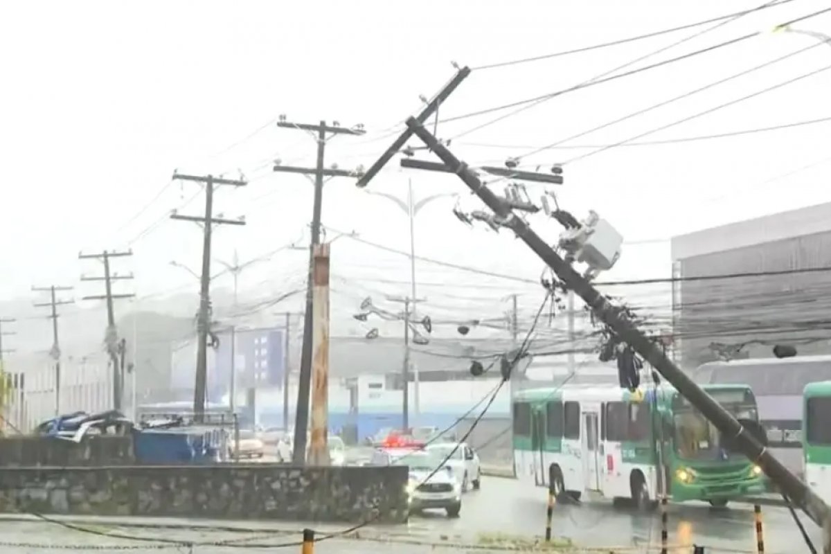 Poste fica pendurado após acidente de trânsito em movimentada avenida de Salvador